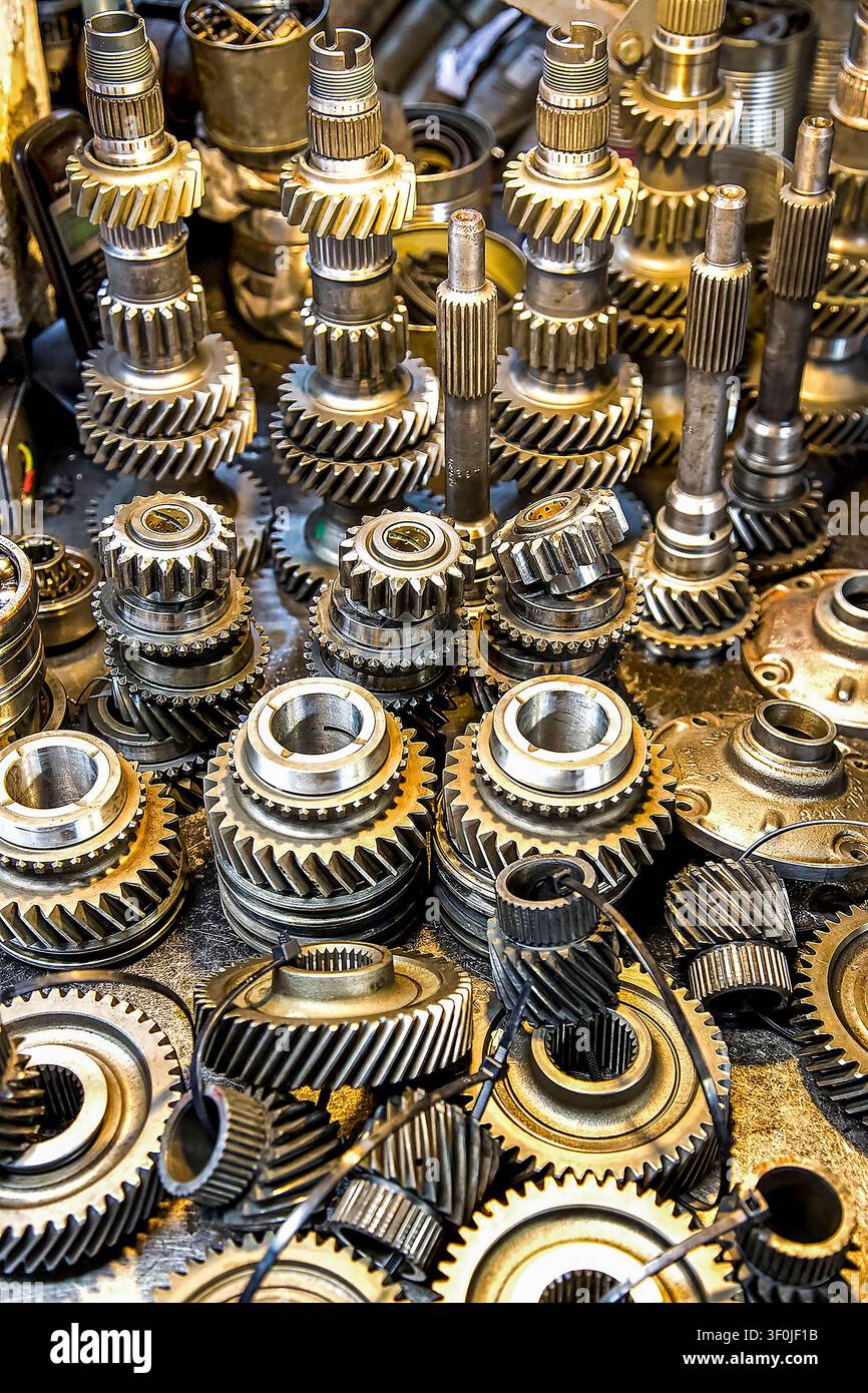 Präzisionsgefertigte Getrieberäder und Getriebekomponenten, die geschickte Automobiltechnik und mechanisches Handwerk präsentieren Stockfoto