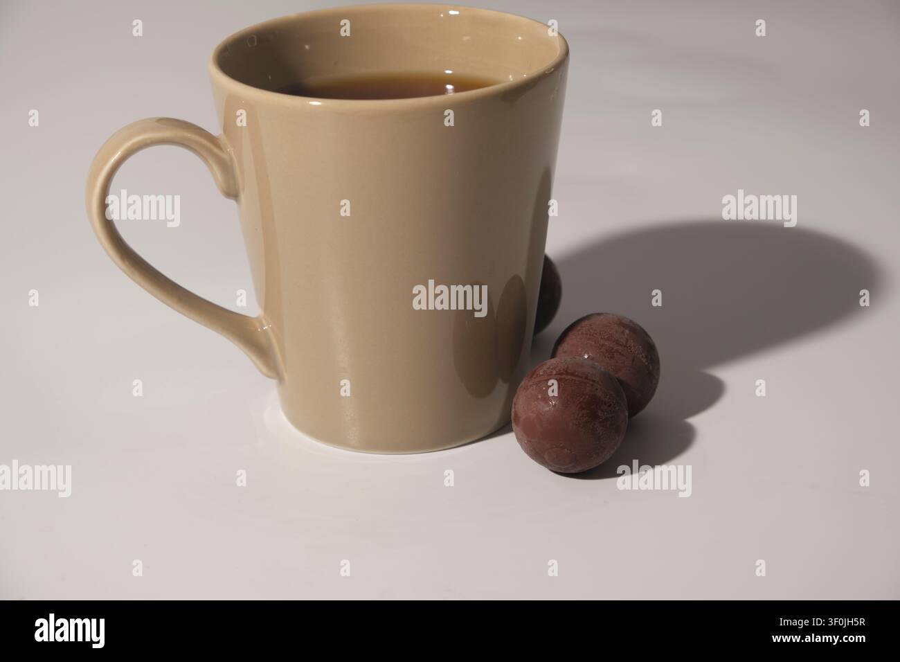 Frisch gebrühter Filterkaffee, serviert in einer Keramiktasse Stockfoto