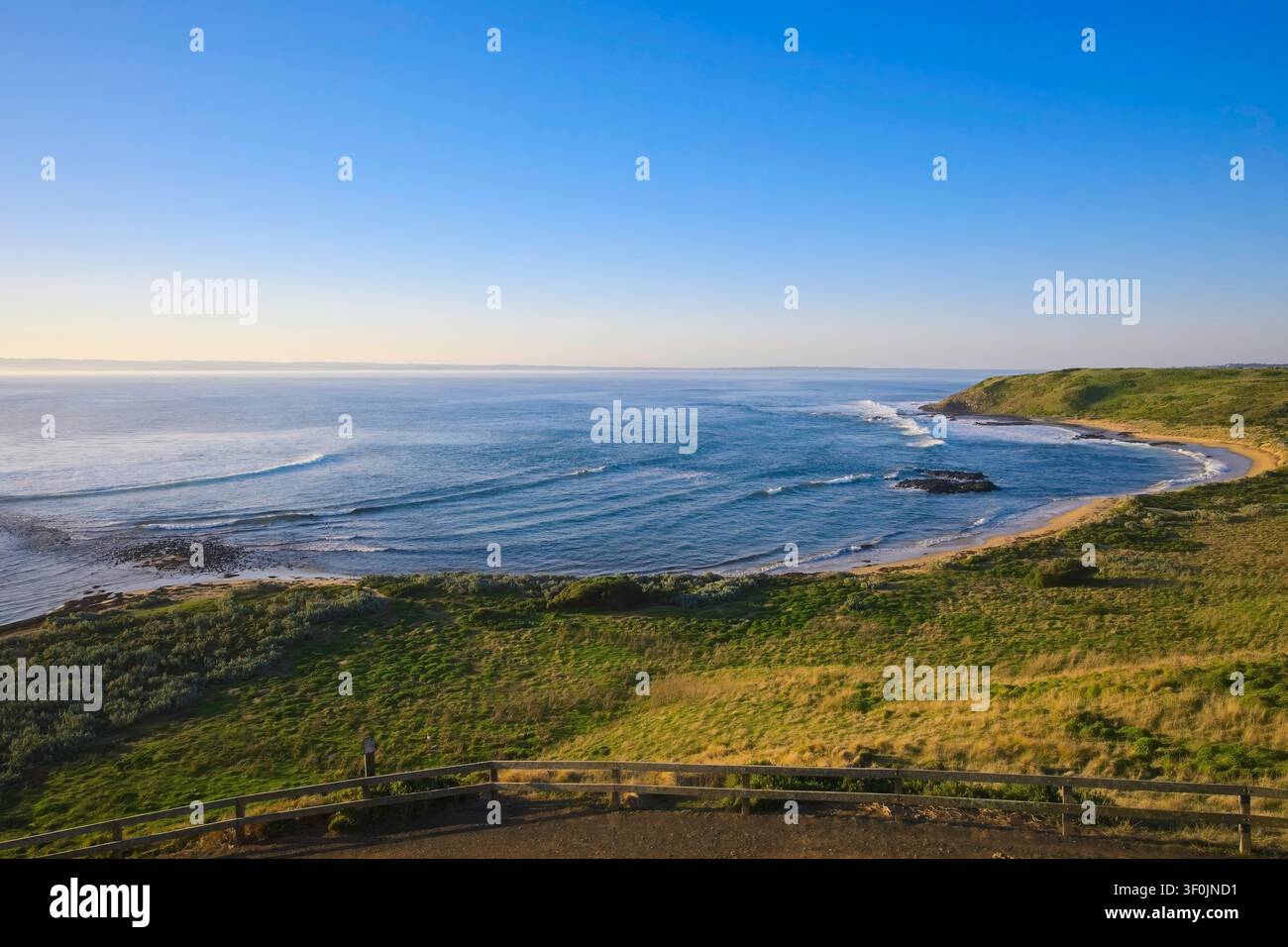 Blick über Cowrie Beach und Westernport Bay, Spätherbstnachmittag, Naturreservat Summerlands, Millowl, Phillip Island, Victoria, Australien Stockfoto