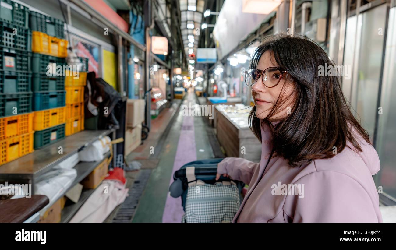 Ein Besucher erkundet den Seong-dong-Markt, den größten Markt von Gyeongju. Lebendige Stände säumen die geschäftigen Gänge und bieten einen authentischen Geschmack Südkoreas Stockfoto