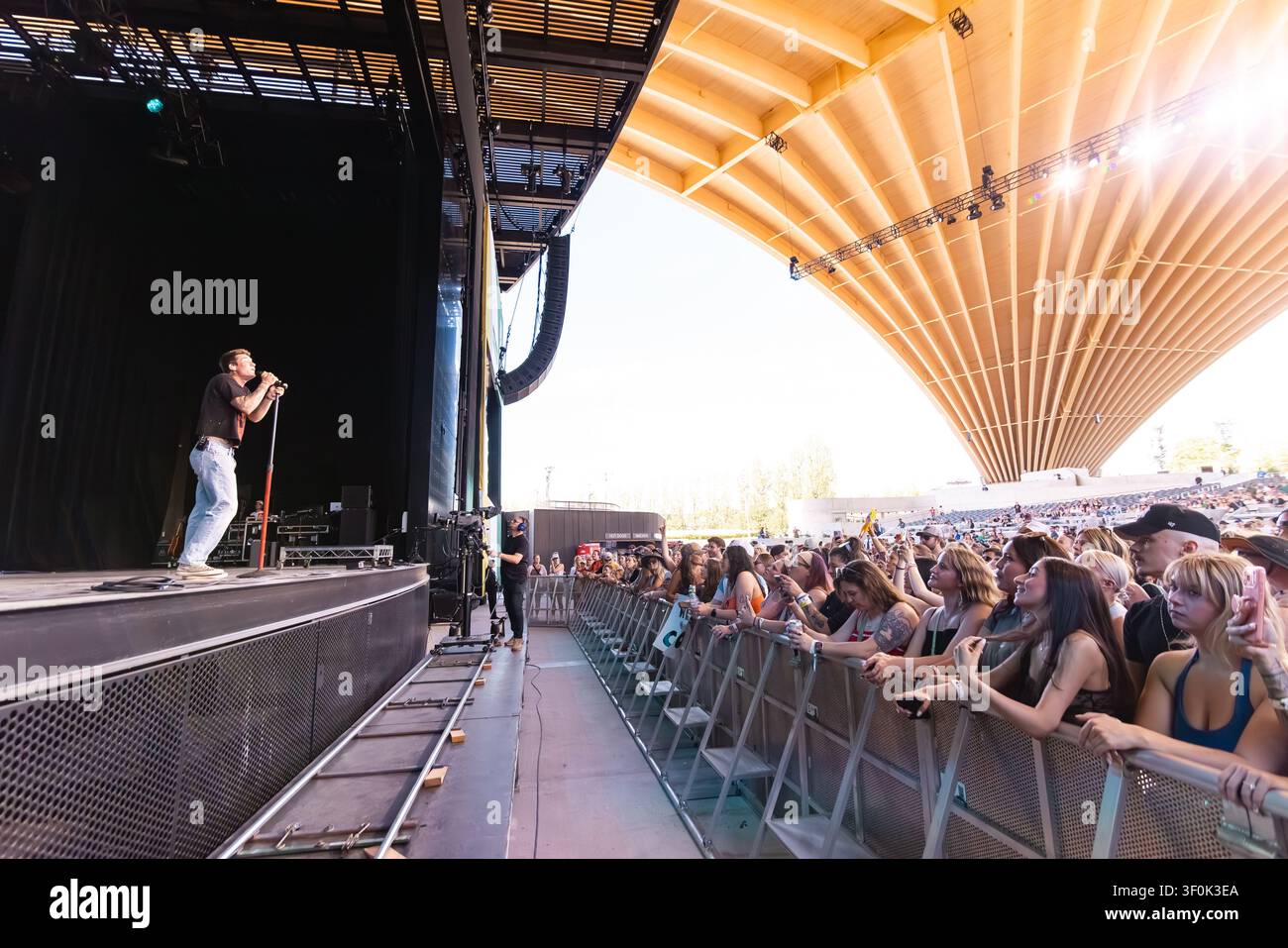 Musiker Cameron Whitcomb tritt beim FIFA Fan Festiva' am Freedom Mobile Arch in Vancouver, BC, Kanada, am 14. Juni 2026 auf Stockfoto