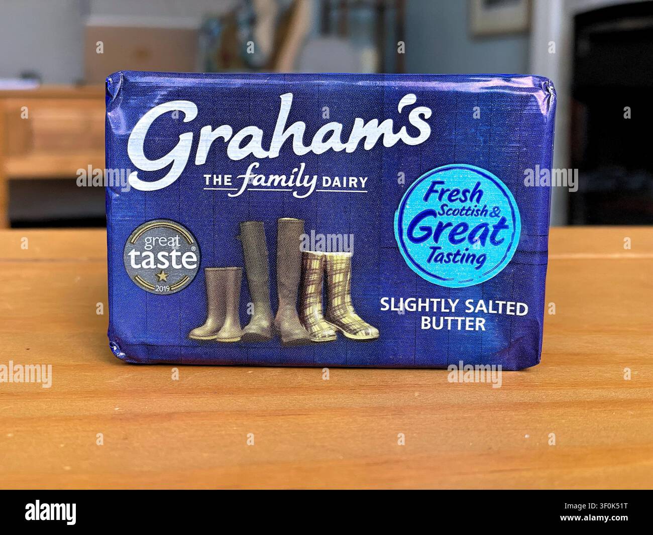 Neuer Block leicht gesalzener Butter von Graham's, der geöffnet werden soll, UK Stockfoto
