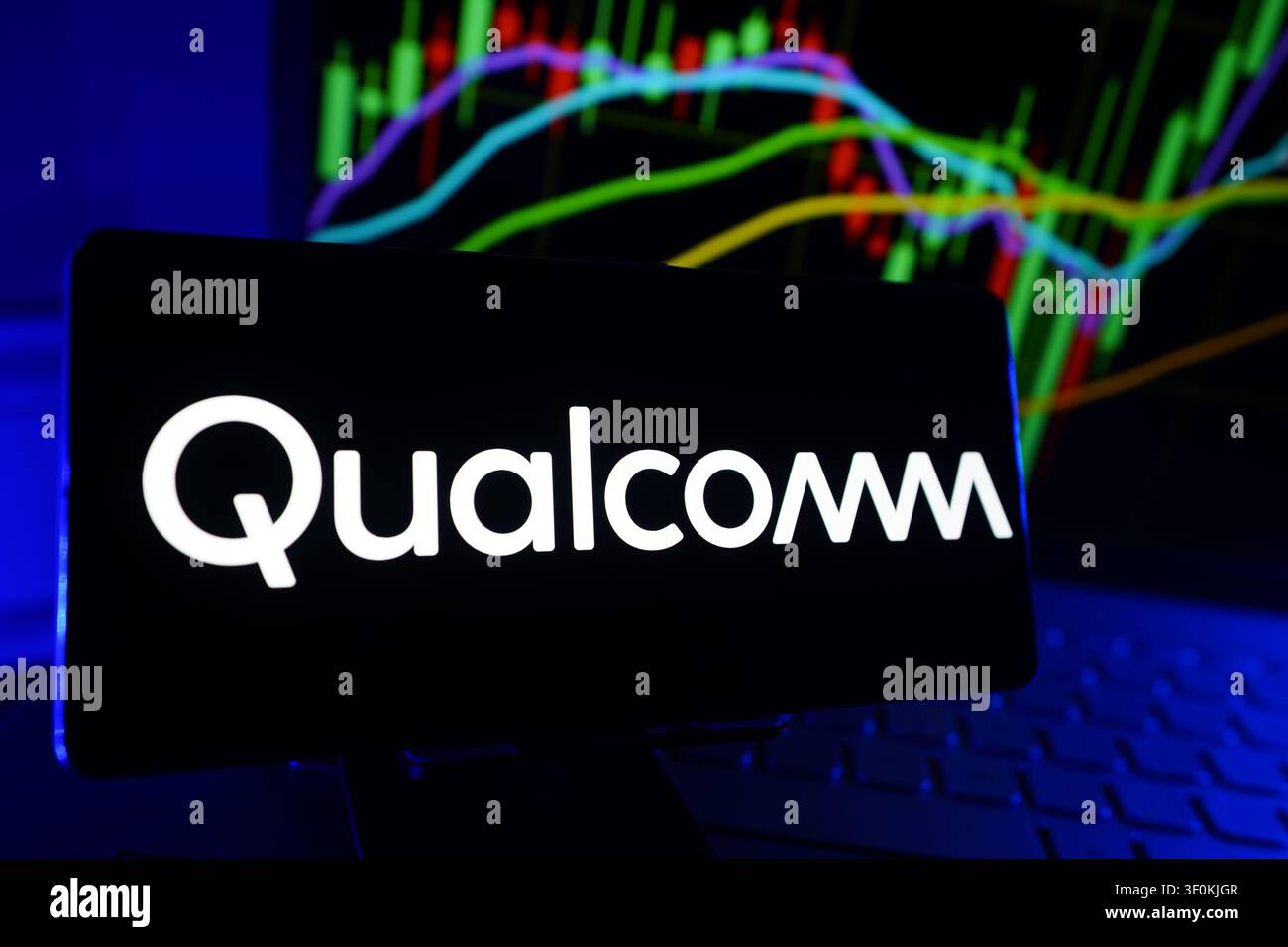 Qualcomm Semiconductor and Wireless Technology Company Logo auf Smartphone-Display mit Aktienmarkt-Leistungsdiagramm Stockfoto