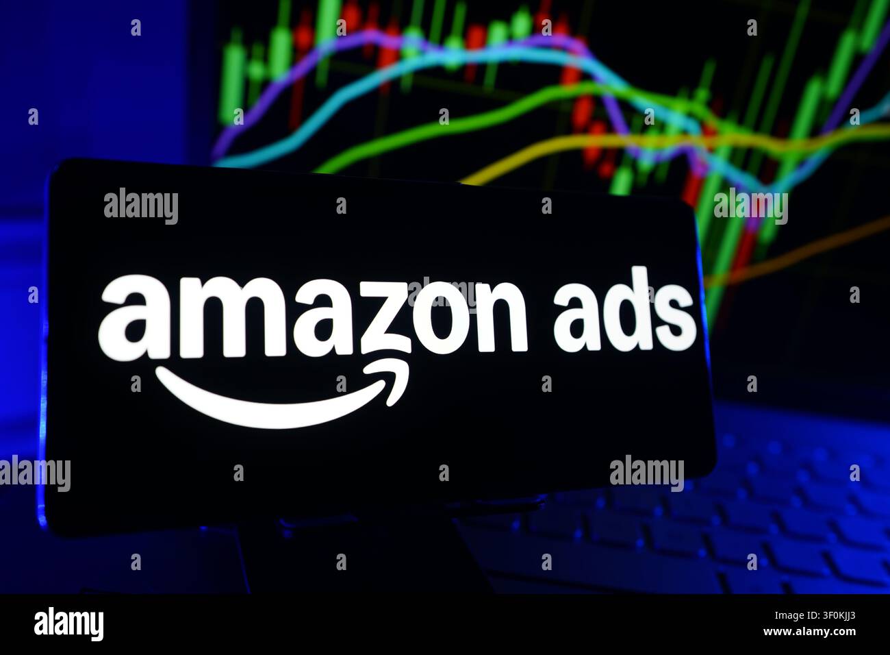 Amazon Advertising Digital Marketing und E-Commerce-Dienstleistungsunternehmen-Logo auf Smartphone-Anzeige mit Aktienmarkt-Leistungsdiagramm Stockfoto