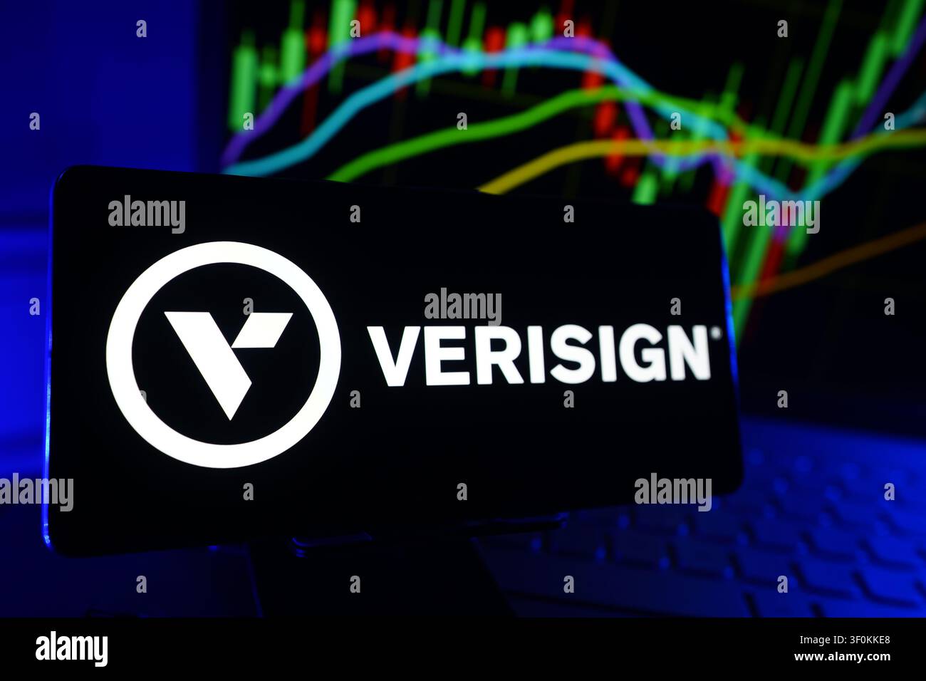 Verisign Internet Domain Registry und Cybersecurity Services Company Logo auf Smartphone-Anzeige mit Aktienmarkt-Leistungsdiagramm Stockfoto