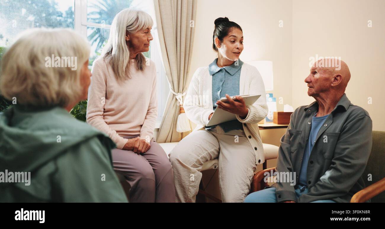 Senioren, Betreuer und Diskussion mit Klemmbrett zur Unterstützung, Gesundheitsversorgung und Rentenalter. Patienten, Freiwillige und Therapie mit Checkliste für Stockfoto