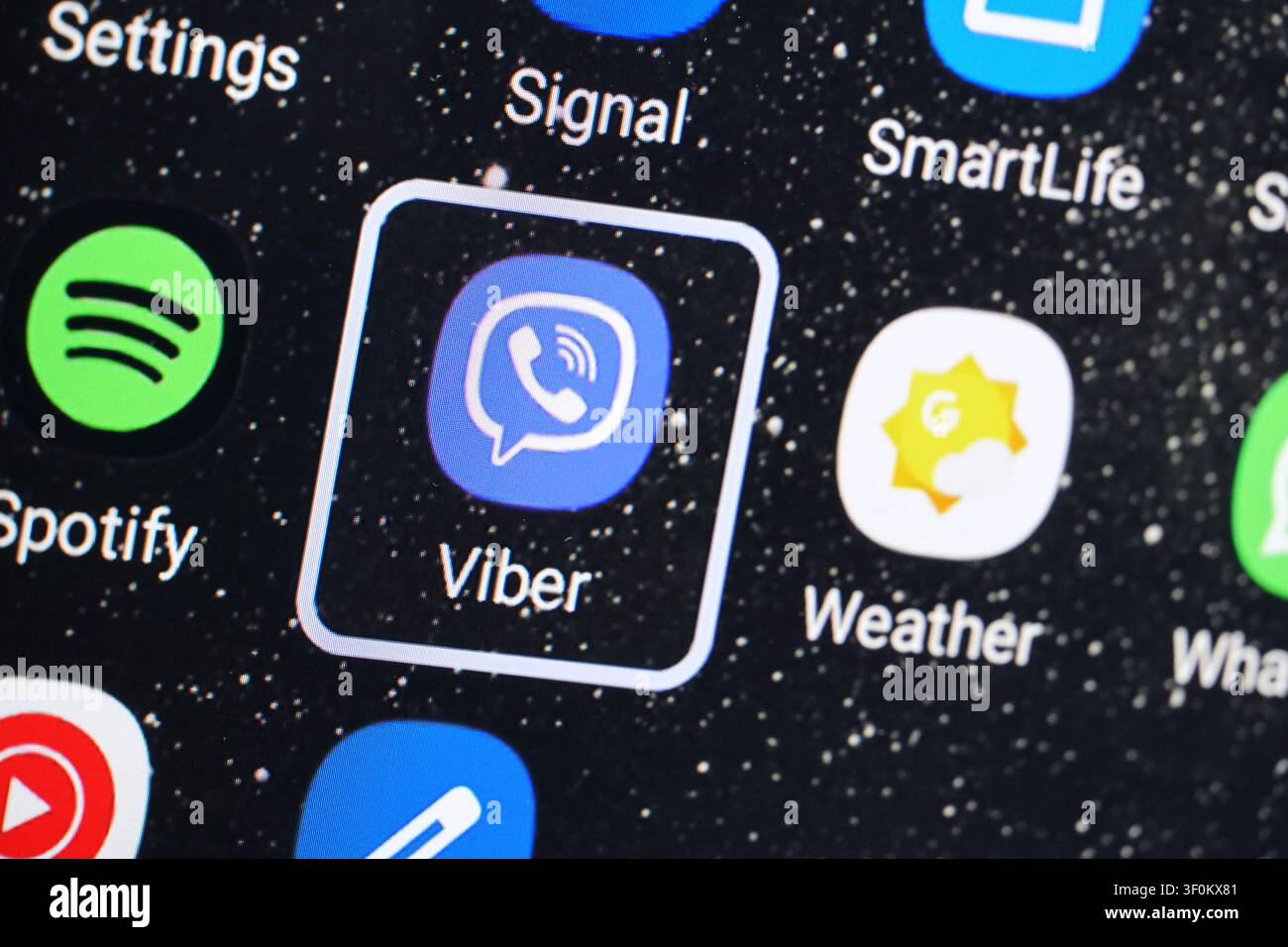 PLANO, TX, USA - 06. JULI 2026: Nahaufnahme eines Smartphone-Bildschirms, der verschiedene Anwendungs-Symbole anzeigt, darunter Viber, Spotify und WhatsApp. Vib Stockfoto