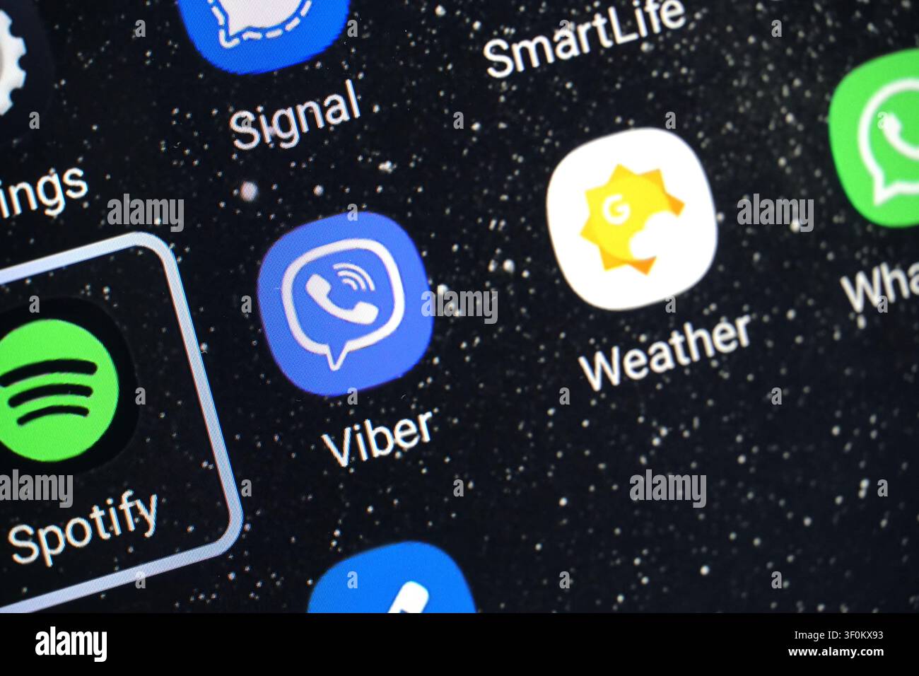 PLANO, TX, USA - 06. JULI 2026: Ein Smartphone-Bildschirm zeigt verschiedene App-Symbole, darunter Spotify, Signal und Viber, vor einem sternenübersäten Hintergrund. Diese Stockfoto