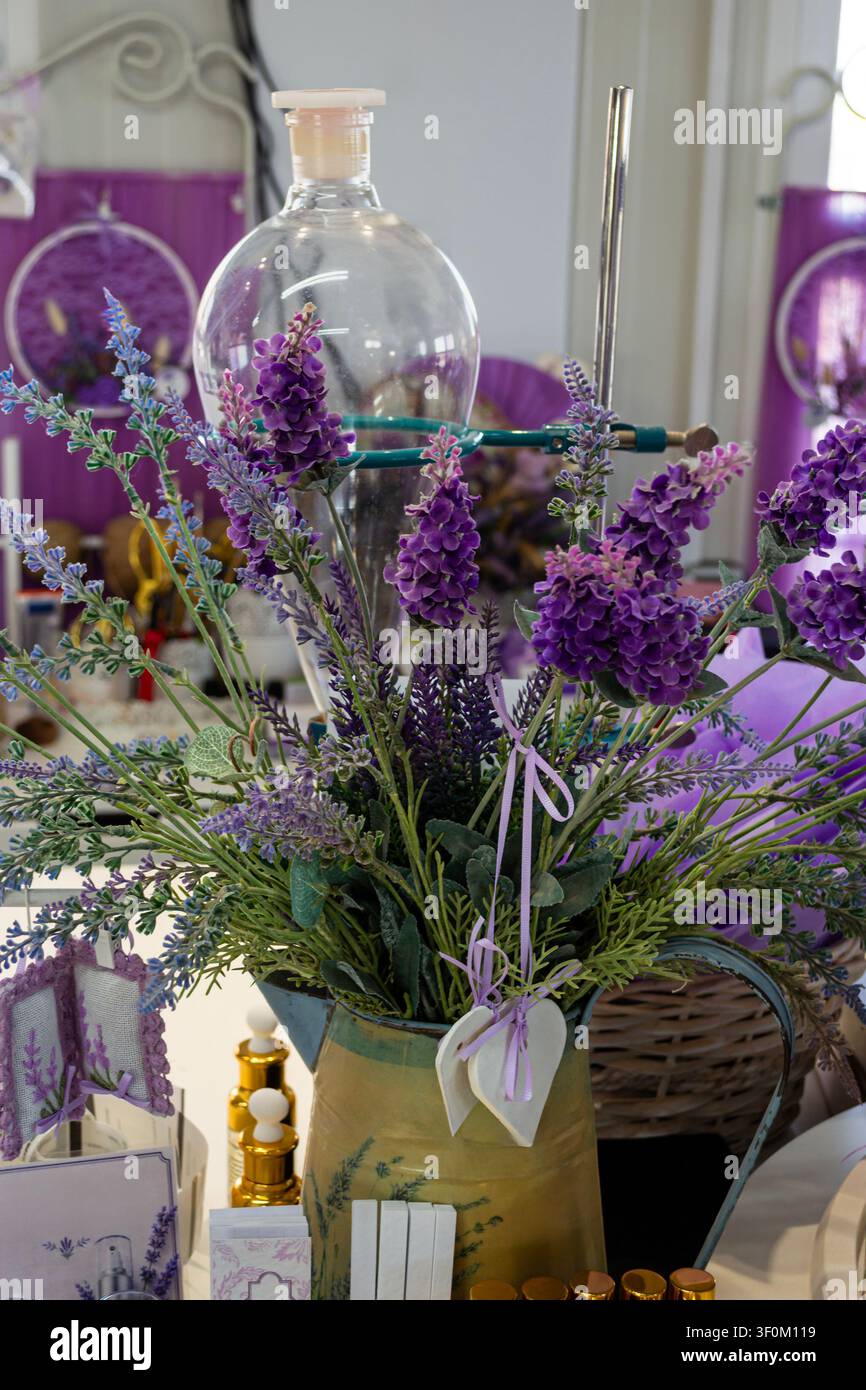 Lavendel-Blumenarrangement mit Heimduftprodukten in einem Boutique-Laden Stockfoto