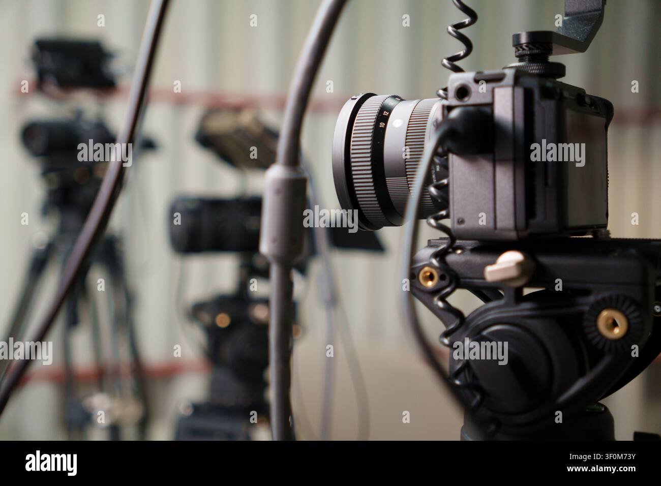 Posen, Großpolen, Polen, 9. Juli 2026, Professionelle Videokamera-Stativaufstellung, die Podcast-Studio-Hintergrund-Filmequipment aufzeichnet. Mehrere Digit Stockfoto