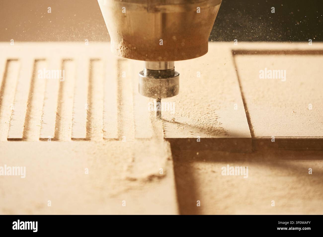 Schneiden von Holz mit einer Maschine mit numerischer Steuerung. CNC-Werkzeug. Stockfoto