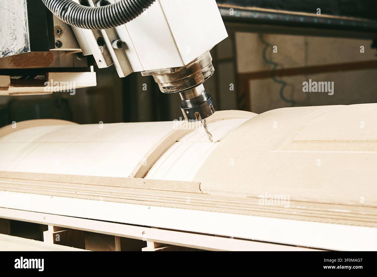 CNC-Fräsmaschine. Werkzeugmaschine im Holzwerk mit Bohrmaschinen. Stockfoto