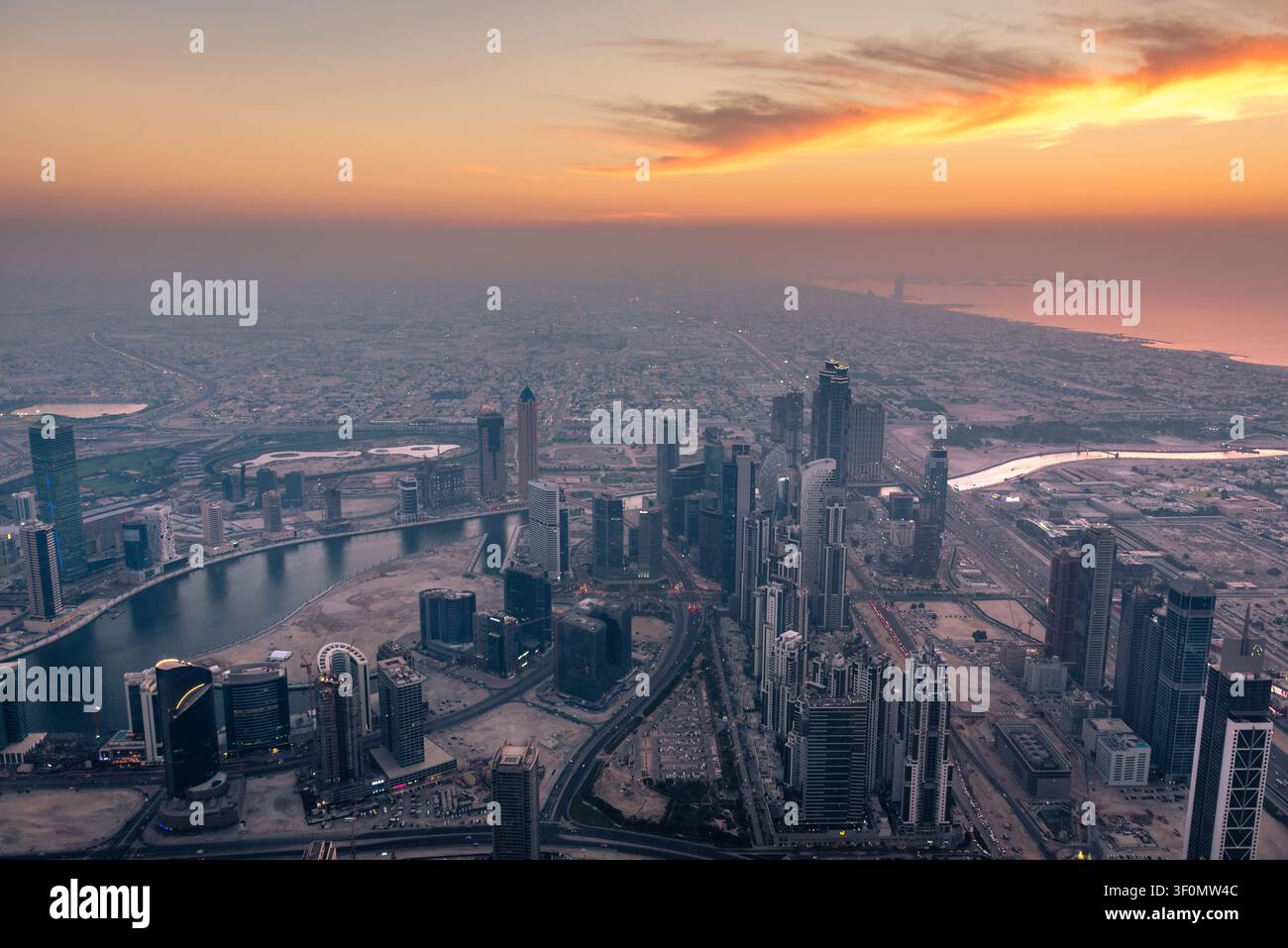 Weitläufiges Luftpanorama, das von der oberen Aussichtsplattform des Burj Khalifa aus aufgenommen wurde. Stockfoto