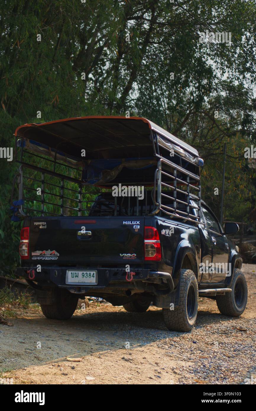 CHIANG MAI, THAILAND - 15. APRIL 2026: Eine niedrige Hecksicht eines schwarzen modifizierten Toyota Hilux Vigo 4x4 Offroad-Pickup-Trucks mit einem thailändischen Nummernschild Stockfoto