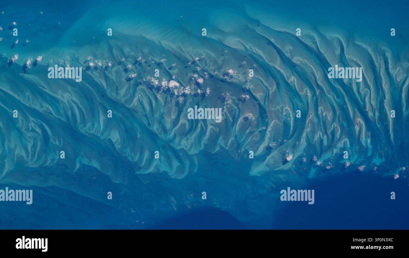 Luftbild von unter Wasser liegenden Dünen, die von Strömungen in den klaren blauen Gewässern vor der Küste von Eleuthera auf den Bahamas geformt wurden. Stockfoto