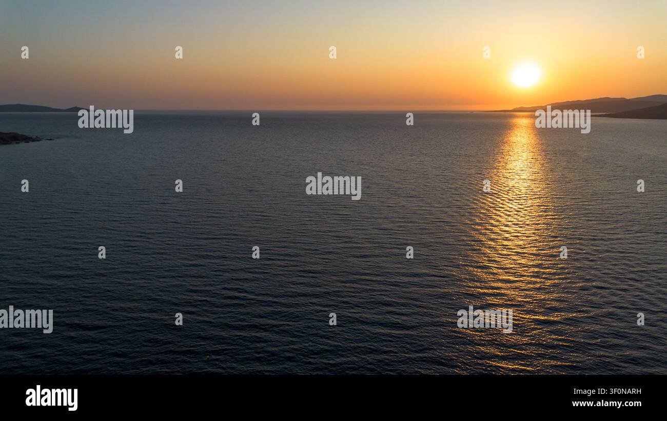 Luftaufnahme des Sonnenuntergangs über dem Mittelmeer und dem Golf von Valinco vor der Küste von Propriano in Propriano, Korsika, Frankreich, am 15. August 2024. Stockfoto