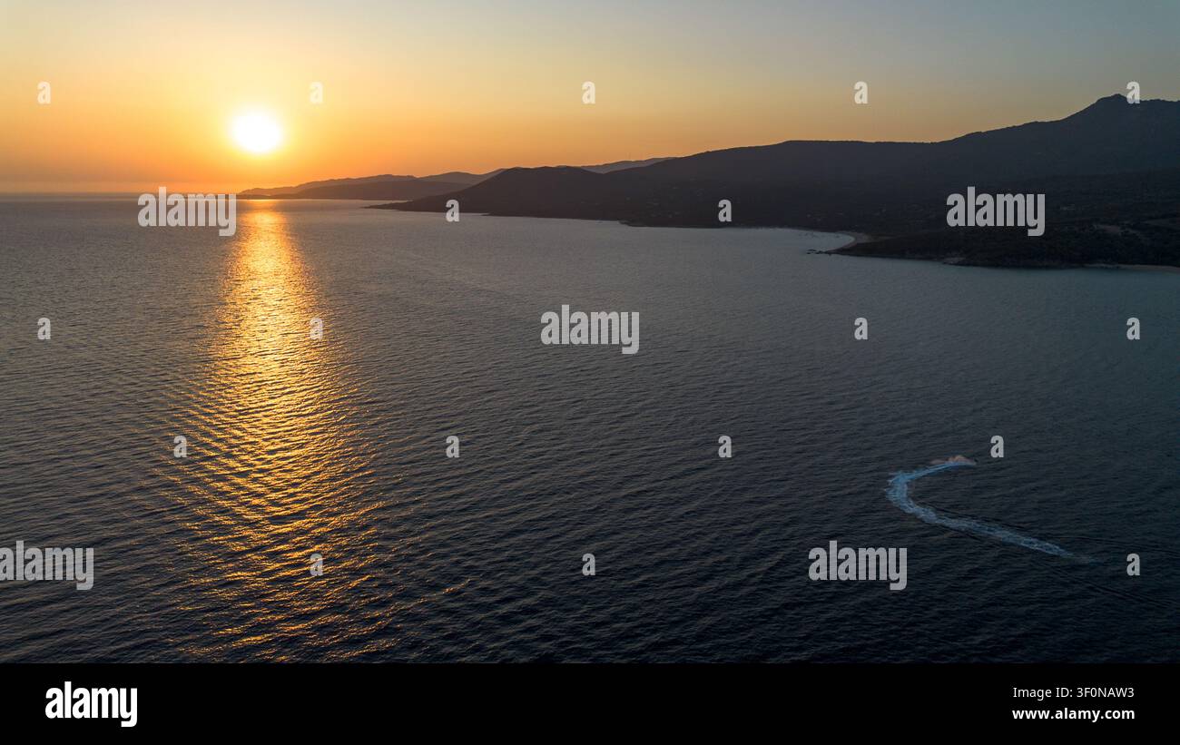 Luftbild des Sonnenuntergangs über dem Mittelmeer, dem Golf von Valinco und der Küste nahe Propriano in Propriano, Korsika, Frankreich, am 15. August 20 Stockfoto