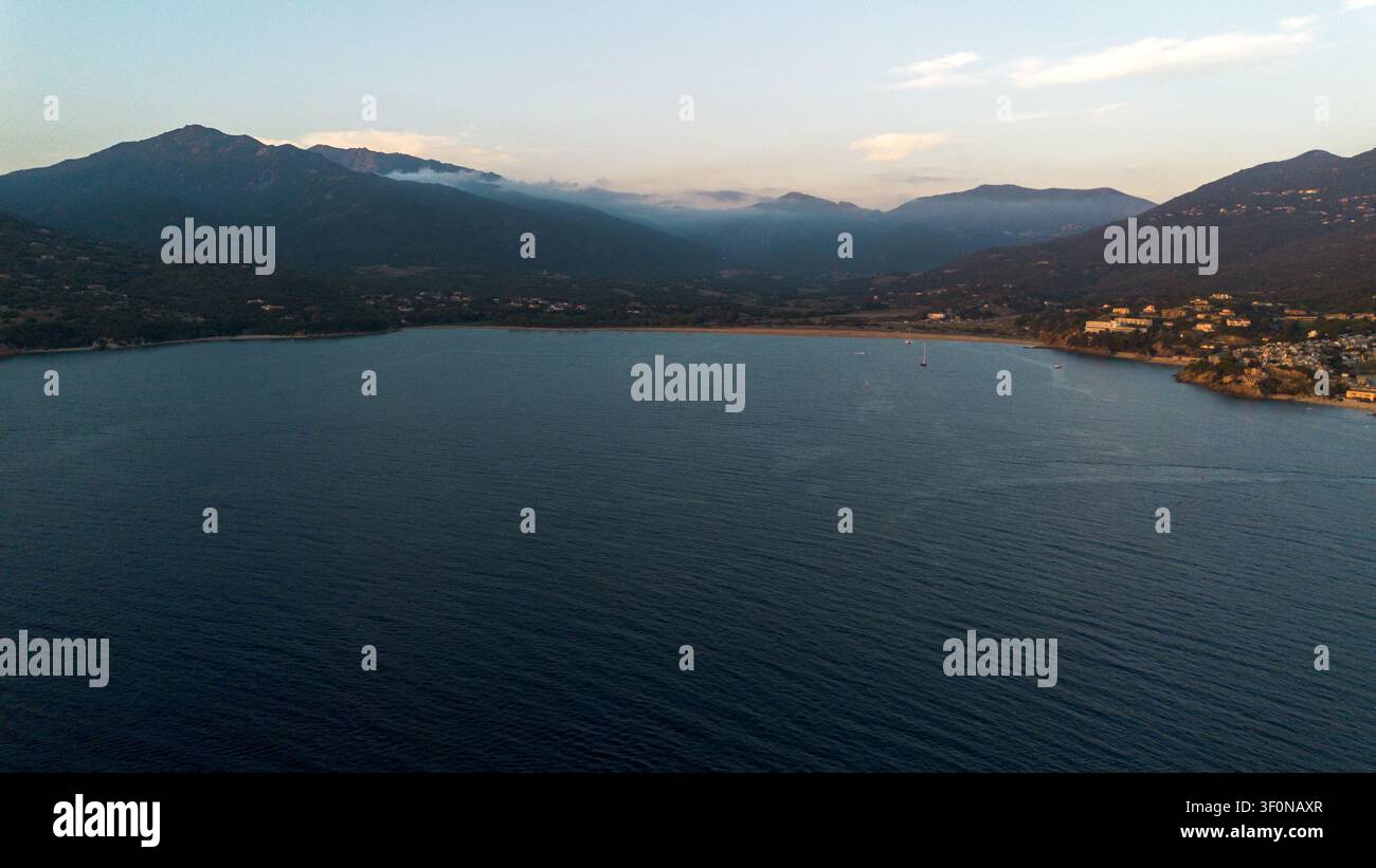 Luftaufnahme des Mittelmeers, des Golfs von Valinco, der Küste und der Berghänge rund um Propriano in Propriano, Korsika, Frankreich, im August Stockfoto