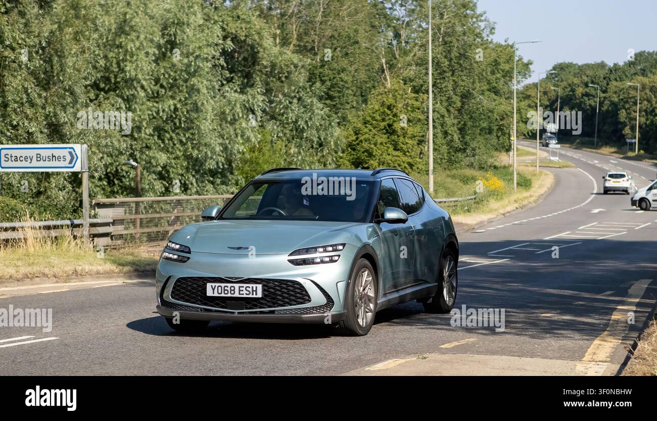Milton Keynes, Bucks, UK - 9. Juli 2026: 2023 Genesis gv60 Elektroauto fährt auf einer britischen Straße Stockfoto