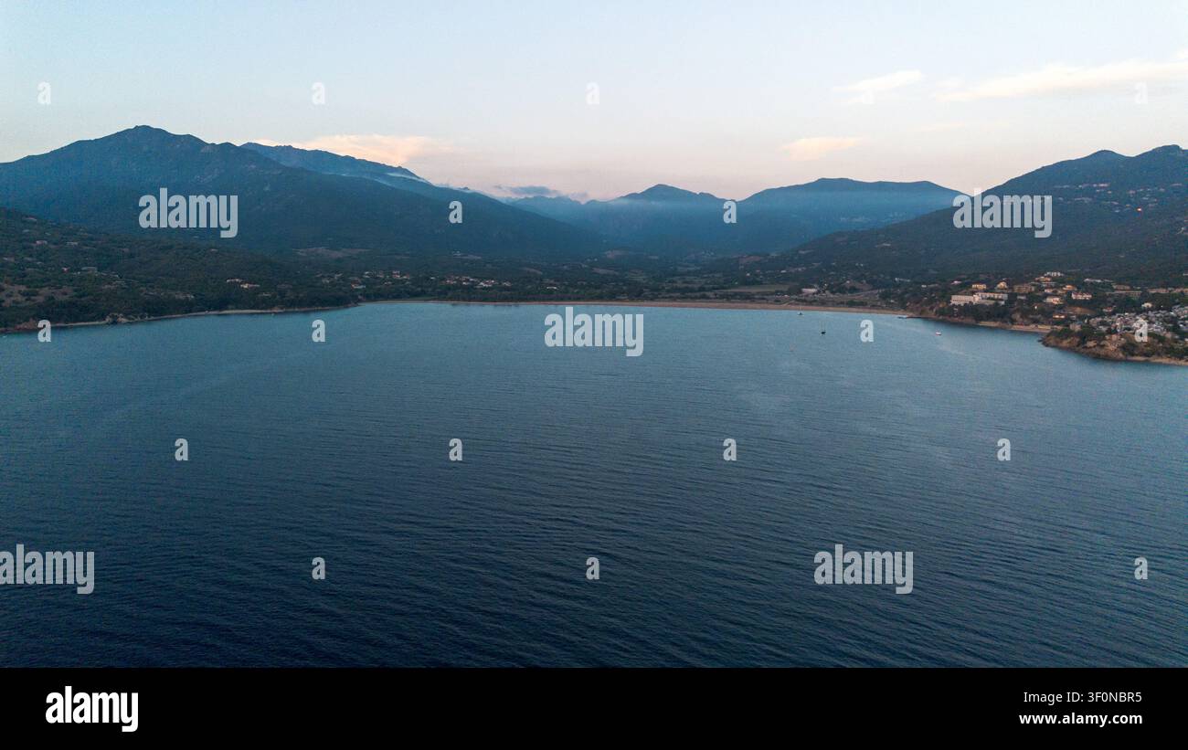 Luftaufnahme des Mittelmeers, des Golfs von Valinco, der Küste und der Berghänge rund um Propriano in Propriano, Korsika, Frankreich, im August Stockfoto