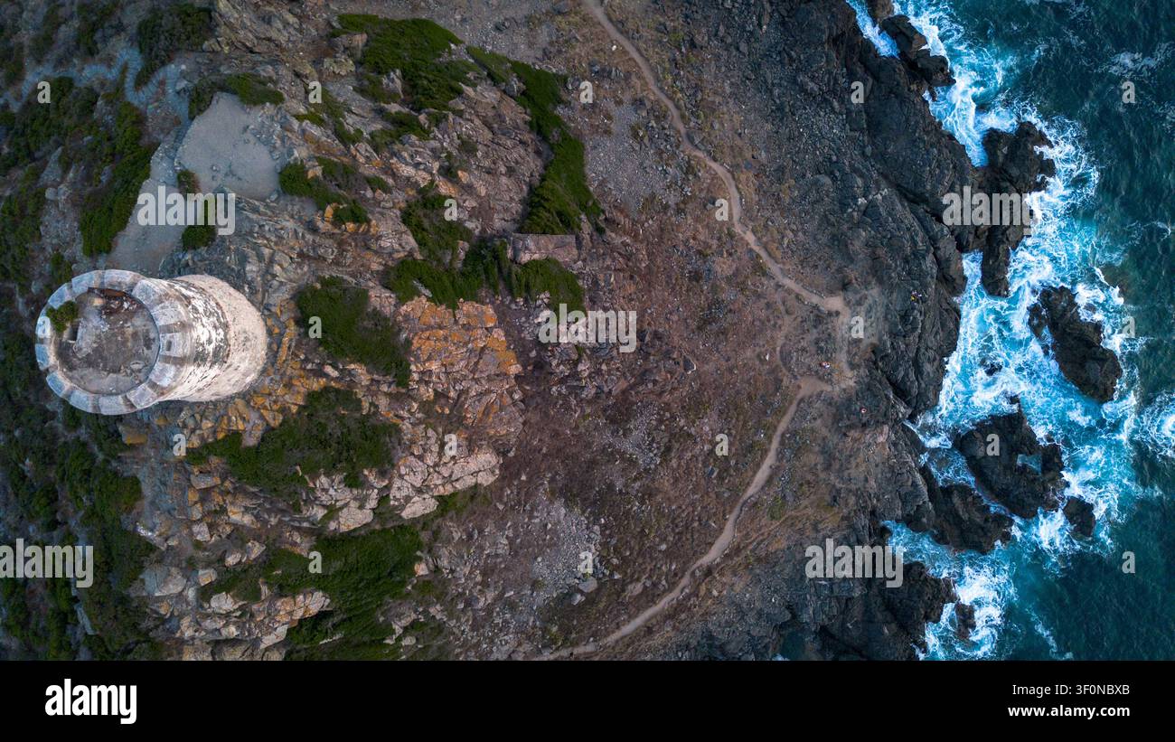 Luftbild über die felsige Landzunge um die Tour de la Parata in Ajaccio, Korsika, Frankreich, am 15. August 2024. Das Drohnenbild zeigt den Cir Stockfoto