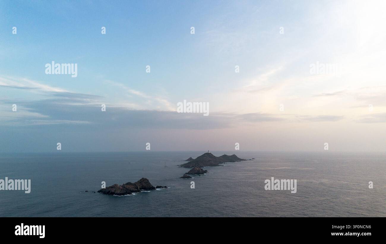 Luftbild des Archipels Iles Sanguinaires und des Mittelmeers nahe Pointe de la Parata in Ajaccio, Korsika, Frankreich, am 15. August 2024. T Stockfoto