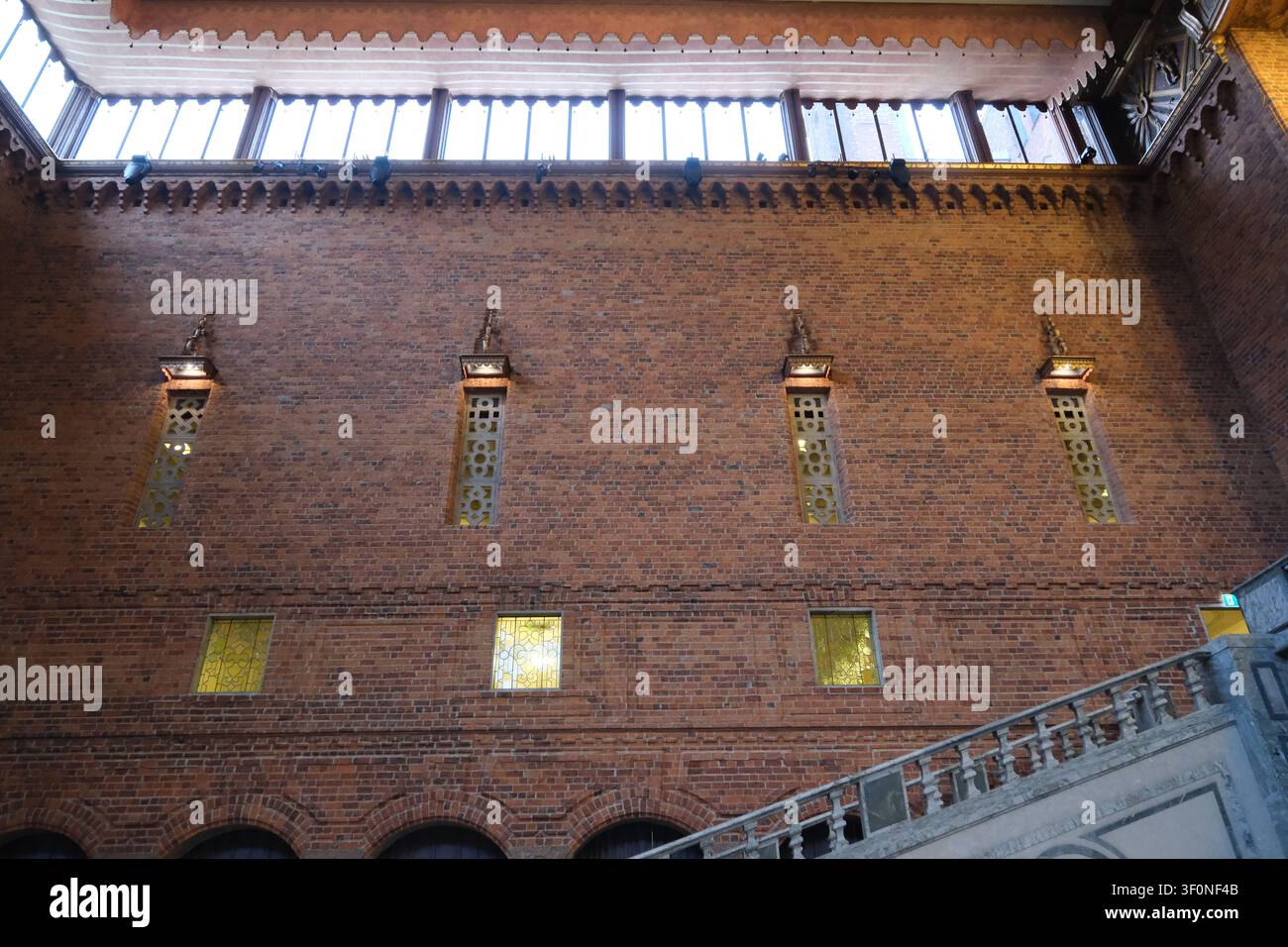 Stockholm, Schweden-28. November 2025: Blick von unten auf die rote Backsteinmauer und die Treppe im Stockholmer Stadthaus. Stockfoto