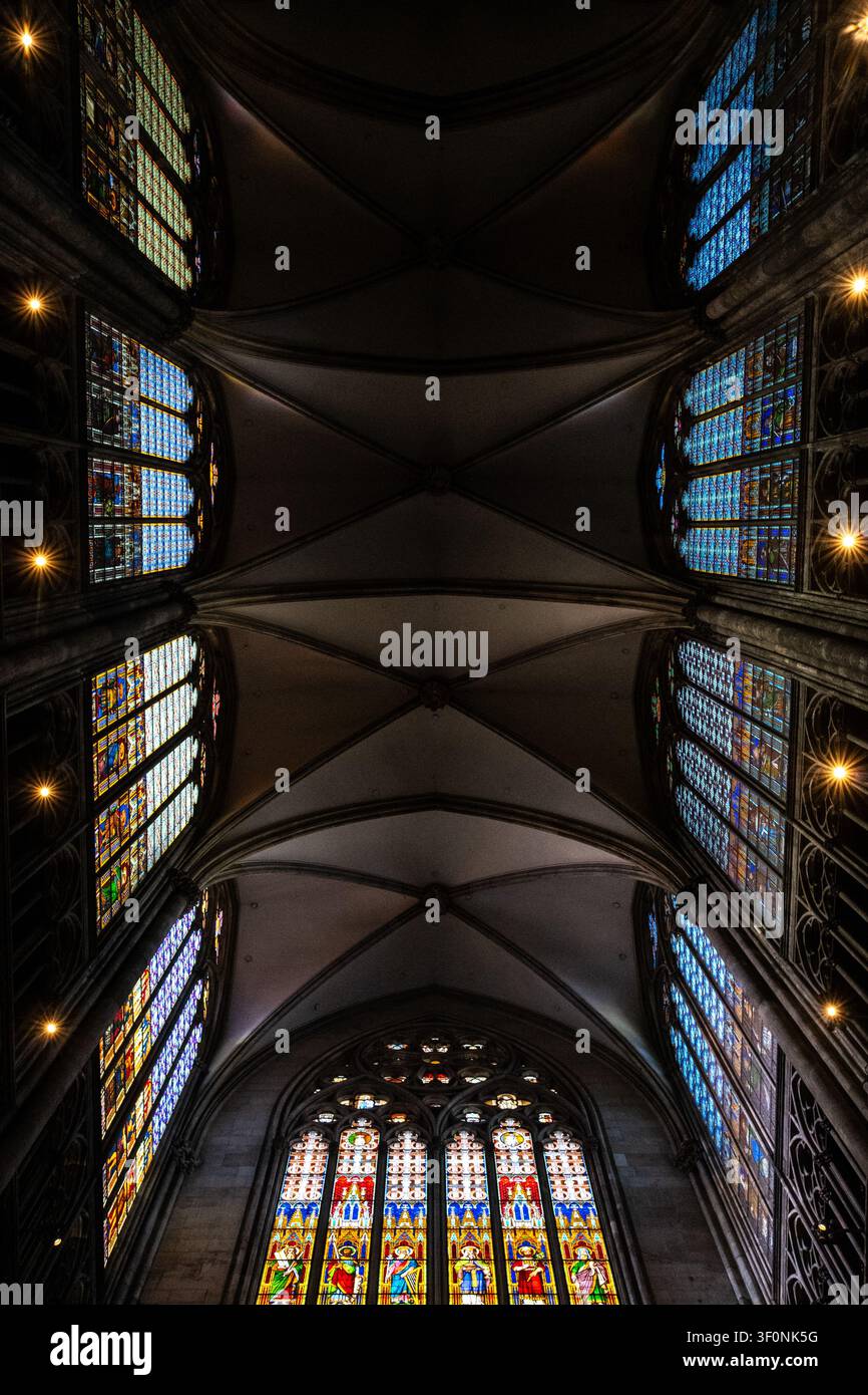 Innenansicht der gotischen Gewölbe, des Mittelschiffs, der Seitenschiffe, Steinsäulen und Buntglasfenster im Kölner Dom in Köln, Norden Stockfoto