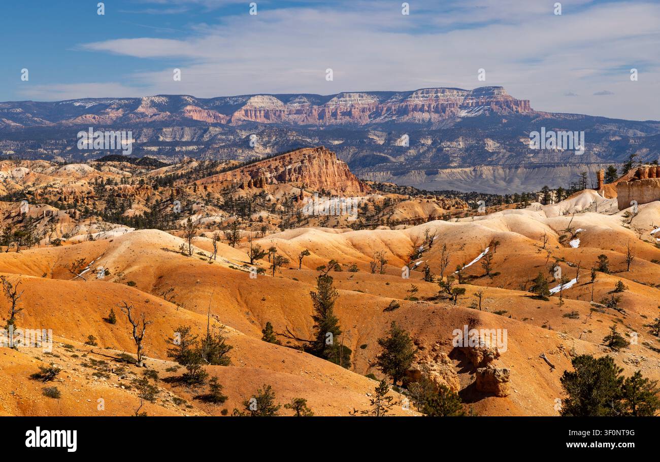 Eine Landschaftsansicht der Landschaft in Utah mit etwas Schnee und den farbenfrohen Gesteinsschichten, die sichtbar sind. Stockfoto