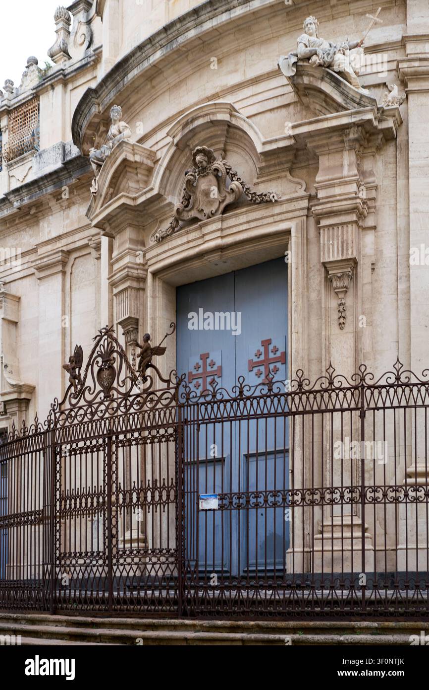 Barocke Kirchenfassade mit Statuen und Eisentor, Catania, Sizilien, Italien Stockfoto