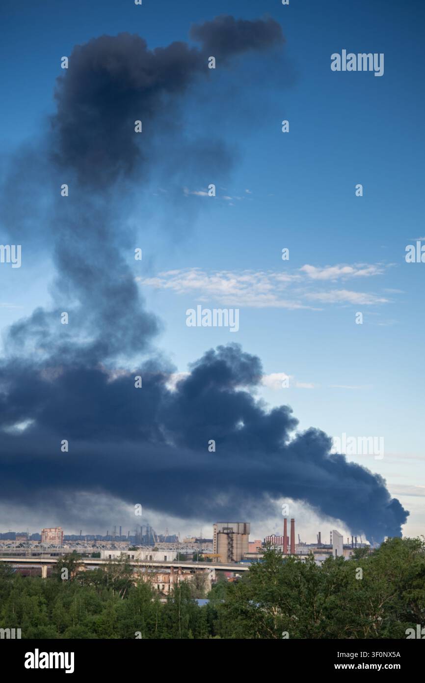 Großbrand in der Ölraffinerieproduktion mit dickem Rauch aus dem Industriebereich Stockfoto