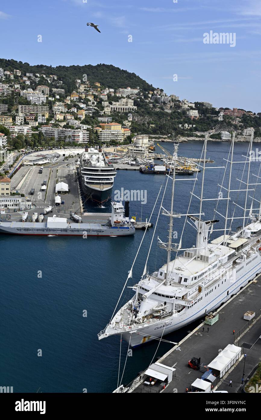 Le Port Nice, Port Lympia, Frankreich mit geschankerter Schooner-Kreuzfahrtschiff und Stadt im Hintergrund Stockfoto