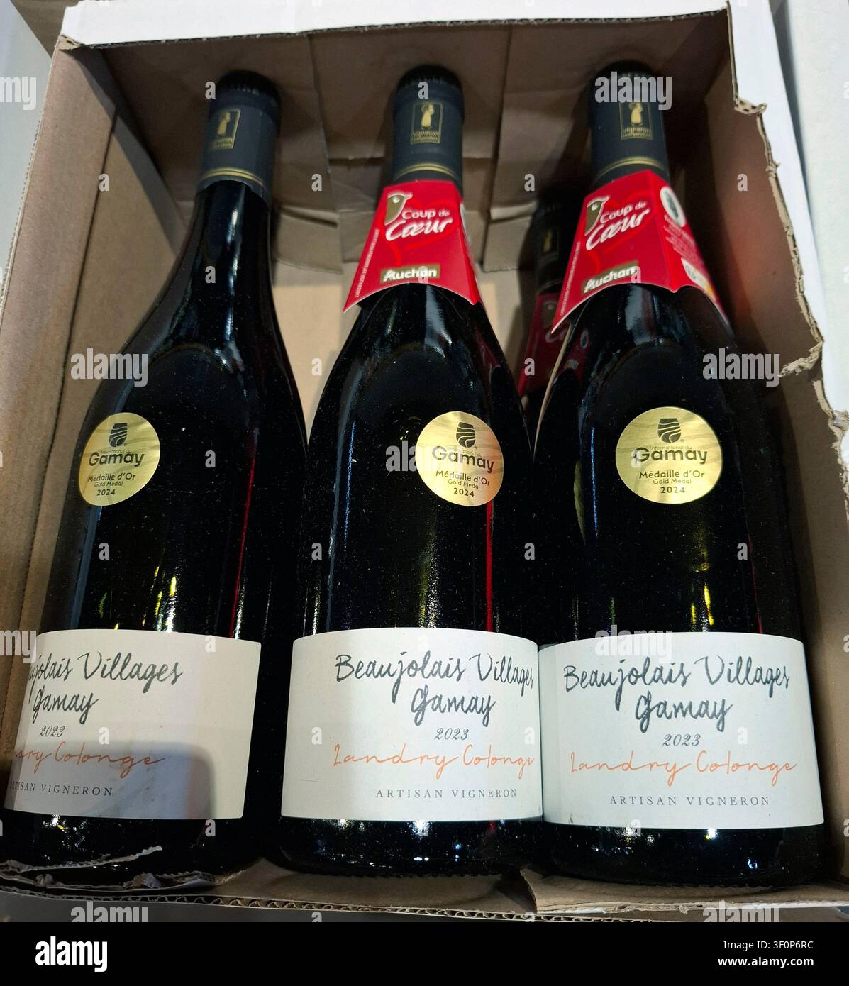 JUVISY, FRANKREICH - 27. September 2025. In einem Supermarkt in Frankreich sind mehrere Flaschen Beaujolais Villages Gamay ordentlich auf einer Anzeige angeordnet. Weine Stockfoto
