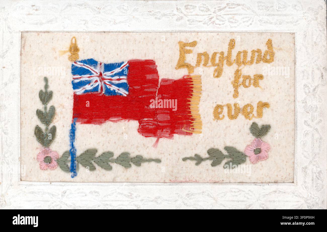 Eine bestickte Seidenpostkarte aus dem Ersten Weltkrieg von 1914. Sie zeigt eine handbestickte britische Red Ensign-Flagge neben dem mit Goldfaden gestickten Slogan "England für immer". Bestickte grüne Blätter und rosa Blumen schmücken den unteren Teil, eingebettet in einen geprägten weißen Rand. Von einer Originalpostkarte aus der Zeit um 1914. Stockfoto