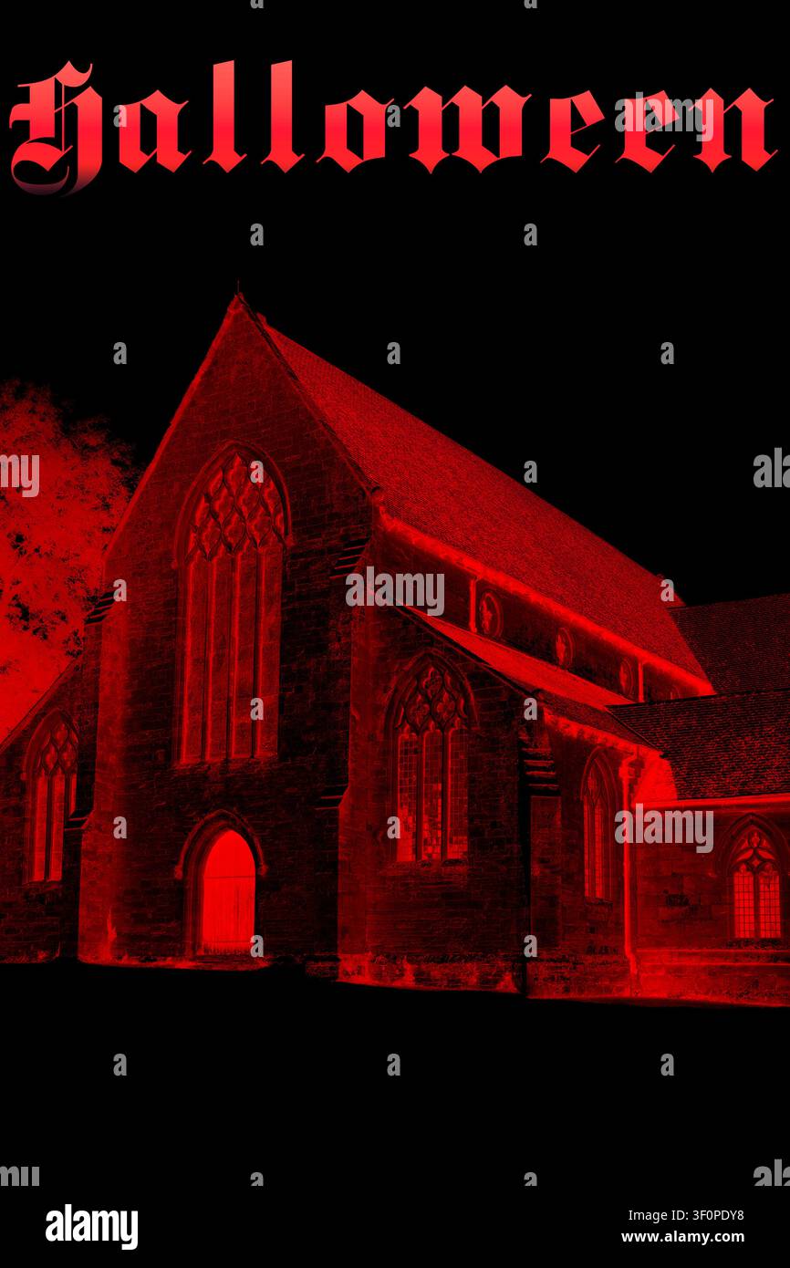 Kirche bei Nacht, in Rot invertiert, mit dem Wort Halloween unten in einer gotischen Schrift. Stockfoto
