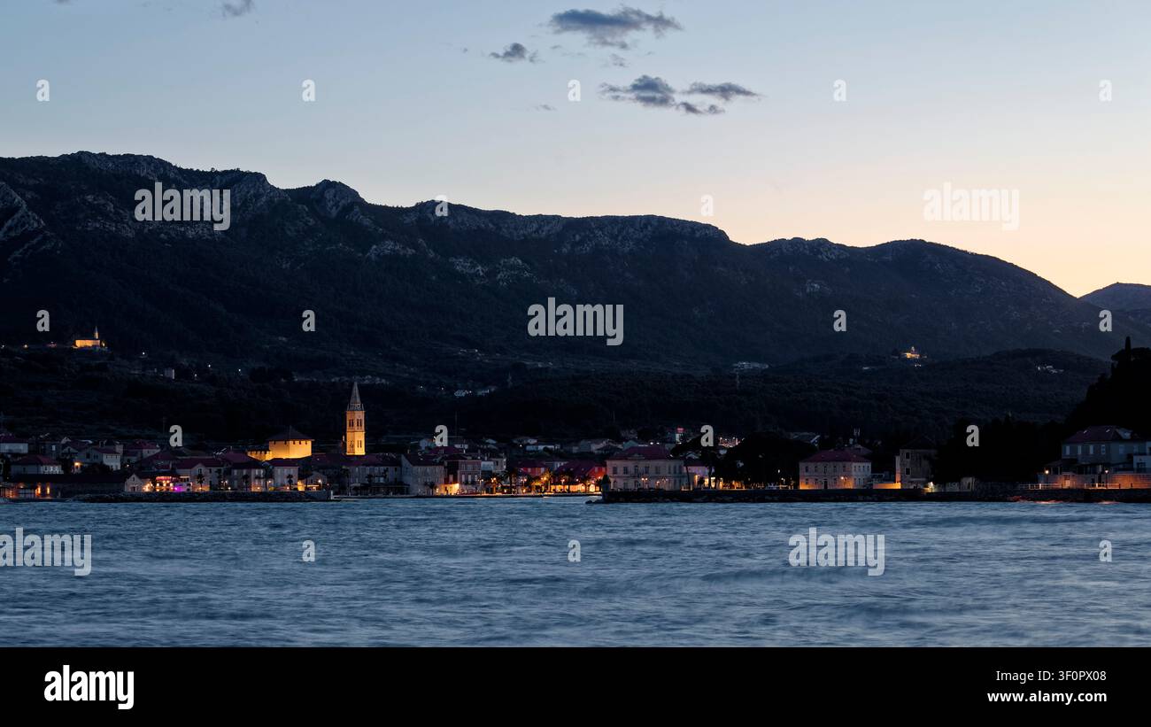 Jelsa bei Dämmerung, Hvar, Kroatien Stockfoto