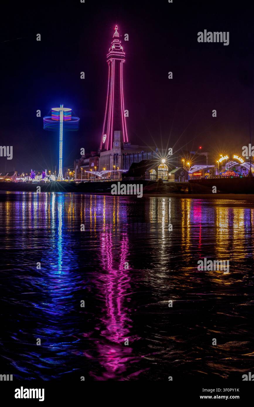 Blackpool Tower, Blackpool, Lancashire, England. Nachts beleuchtet über der berühmten Promenade und dem Seebad. Stockfoto