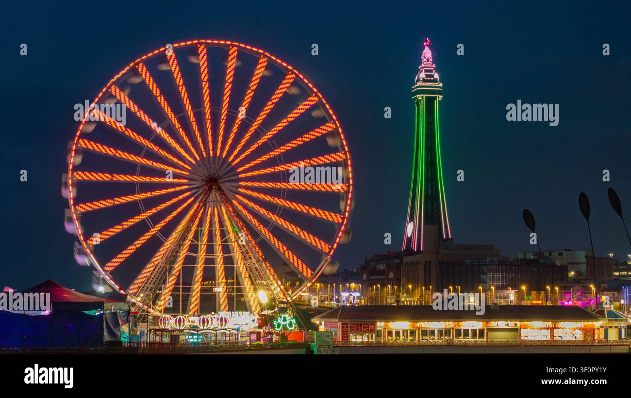 Blackpool Tower, Blackpool, Lancashire, England. Nachts beleuchtet über der berühmten Promenade und dem Seebad. Stockfoto