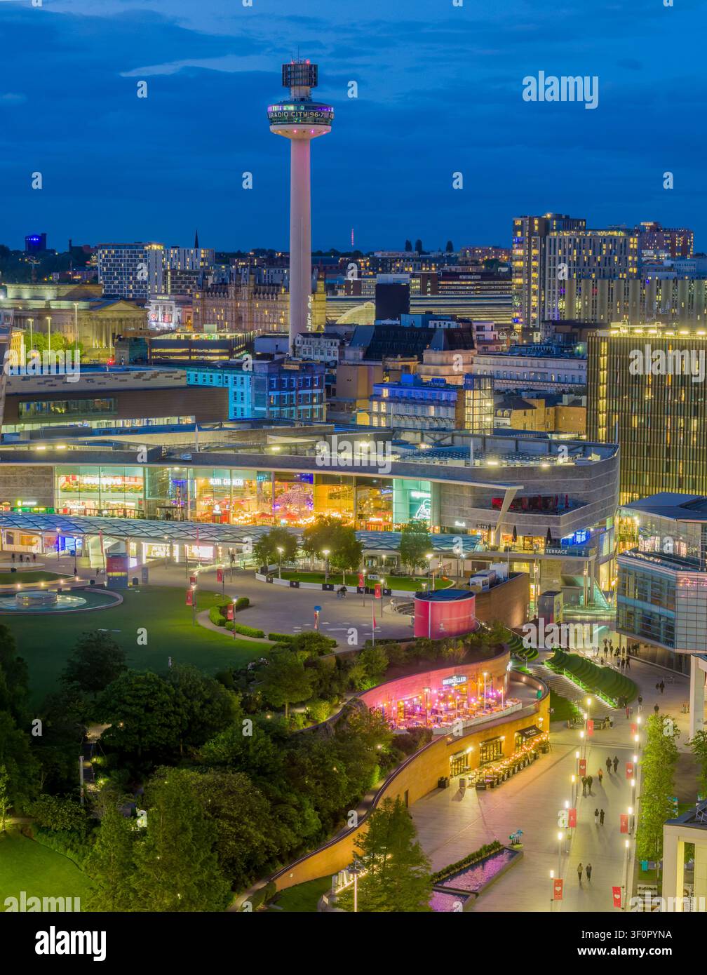 Liverpool ONE Einkaufszentrum mit Blick auf das Stadtzentrum von Liverpool, das zeitgenössisches Einzelhandels-, Freizeiteinrichtungen und die Erneuerung in Merseyside hervorhebt Stockfoto