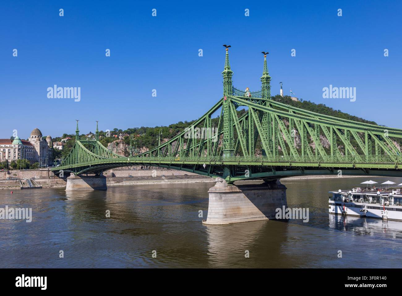 Die berühmte grüne Liberty Bridge, die die Donau in Budapest, Ungarn, überspannt Stockfoto