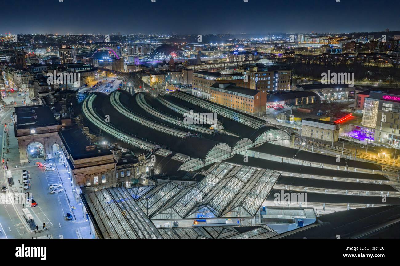Luftbild des Bahnhofs von Newcastle mit Blick auf den Fluss Tyne, die Tyne Bridge und das Stadtzentrum von Newcastle in Tyne and Wear, England, Vereinigtes Königreich. Stockfoto