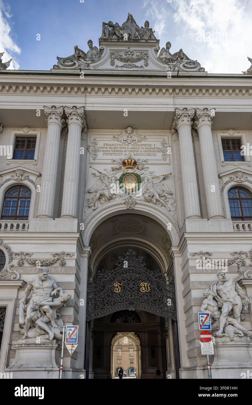 Das Michaelertor (Michaelertor), der beeindruckende Eingang zur Hofburg in der Michaelerplatz in Wien, Österreich Stockfoto