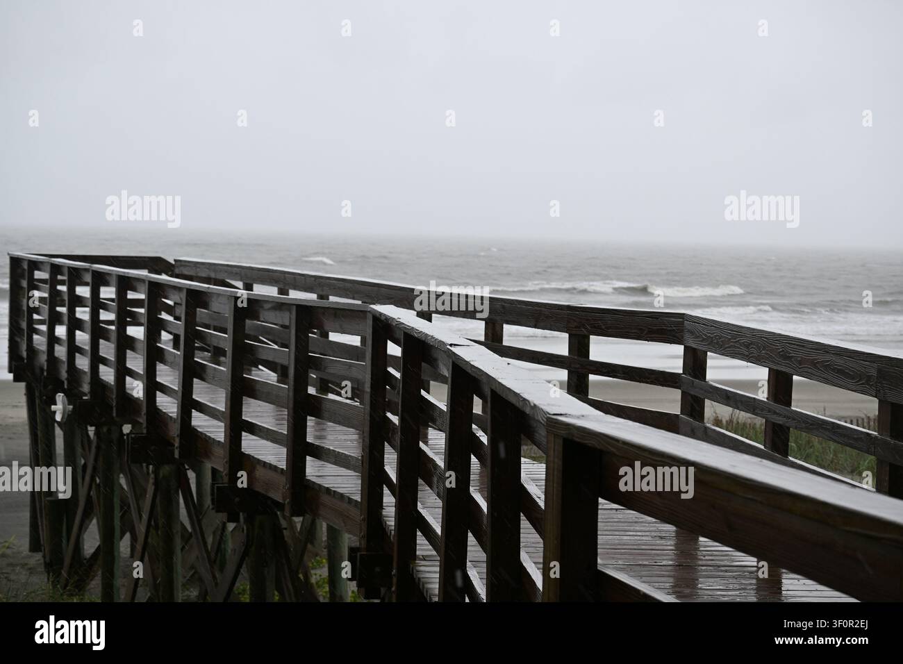Regnerischer Strandpromenade am Folly Beach, South Carolina Stockfoto