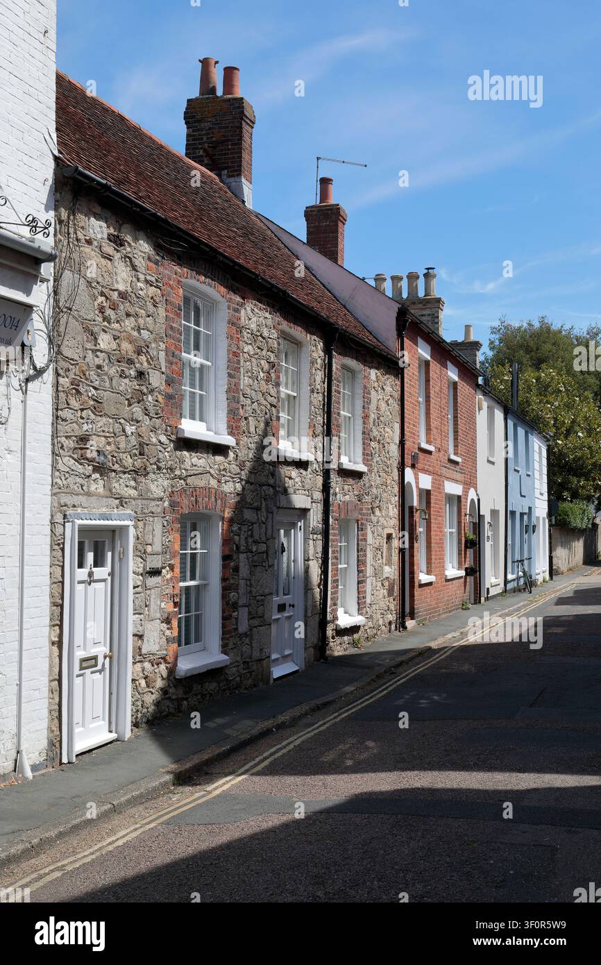 Eine Reihe von sieben historischen Häusern in verschiedenen Stilen und Farben in einer ruhigen Straße in Yarmouth an einem sonnigen Tag mit leichter Bewölkung Stockfoto