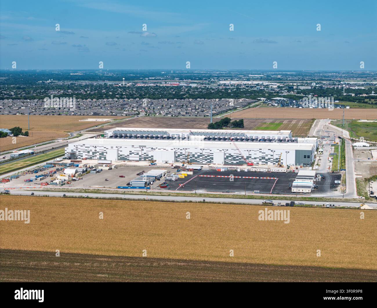 Hutto, Texas - 4. Juli 2026: Luftaufnahme eines großen Rechenzentrums-Campus mit drei riesigen Gebäuden mit einer Fläche von 400 m2 und einer Stromkapazität von 600 MW Stockfoto