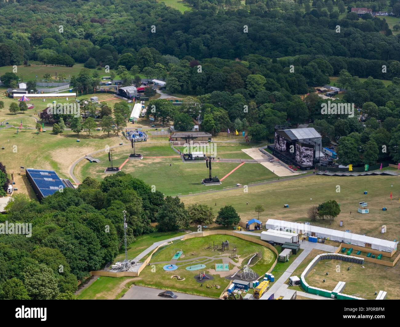 Leeds Yorkshire UK, 4. Juli 2026: Luftaufnahme der Lewis-Capaldi-Konzertbühne im Roundhay Park Leeds während der letzten Vorbereitungen, die die p Stockfoto