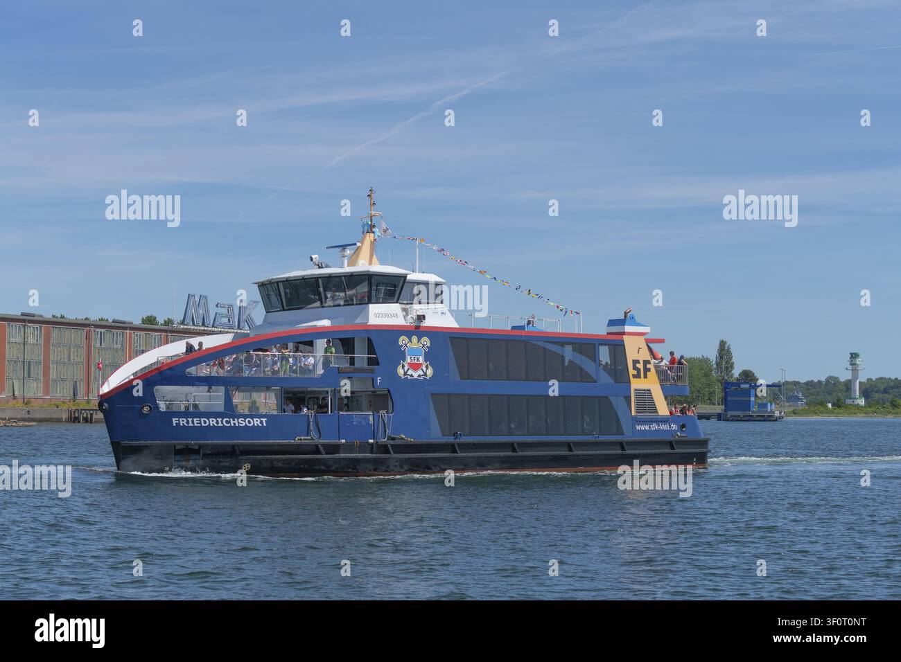 Kiel, Stadtteil Pries-Friedrichsort, Fähre Friedrichsort, Kieler Schlepp- und Fährgesellschaft, SFK, Dampfer auf dem Kielfjord vor dem ehemaligen Com Stockfoto