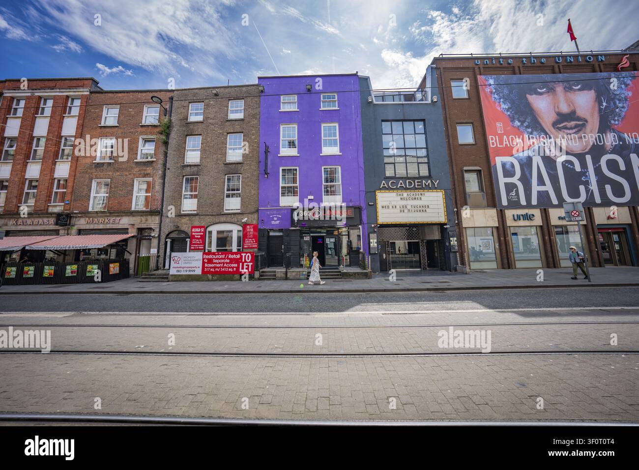 Stadtszene mit farbenfroher Reihe von Gebäuden und Straßenansicht am Tag, Dublin, Irland Stockfoto