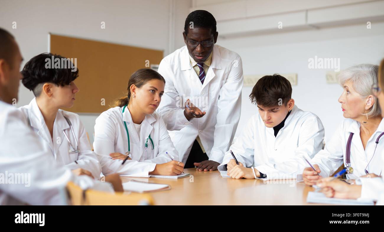 Professor erklärt Thema einer Gruppe von Medizinstudenten Stockfoto