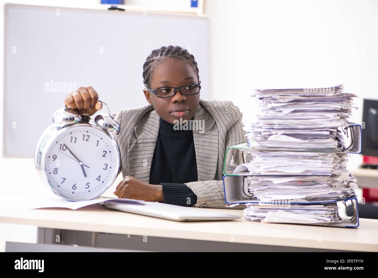Schwarze weibliche Mitarbeiter mit übermäßiger Arbeit unzufrieden Stockfoto